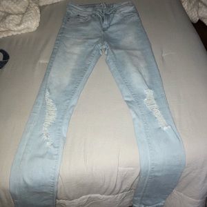 Distressed Light Wash Skinny Jean